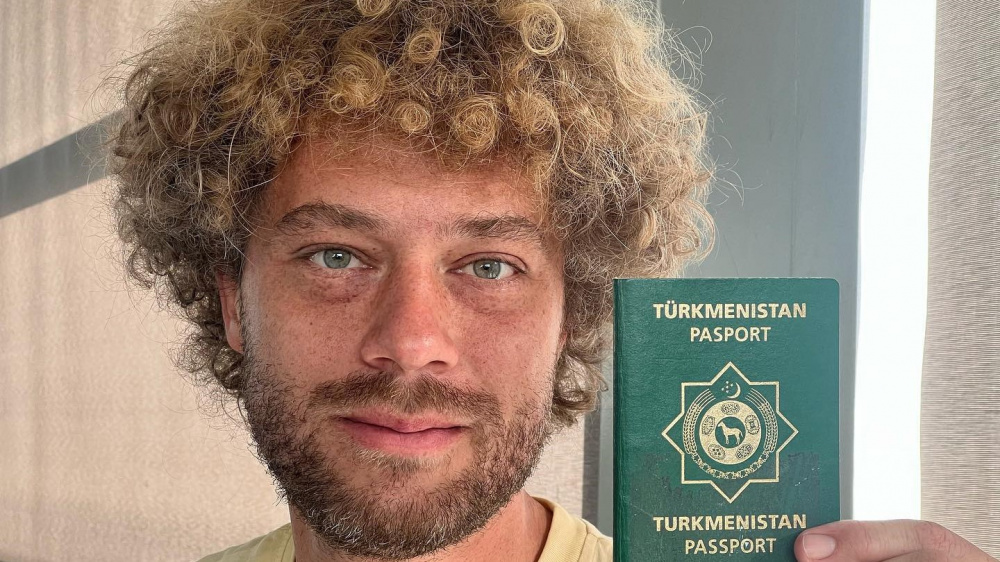 Илья Варламов получил паспорт Туркменистана