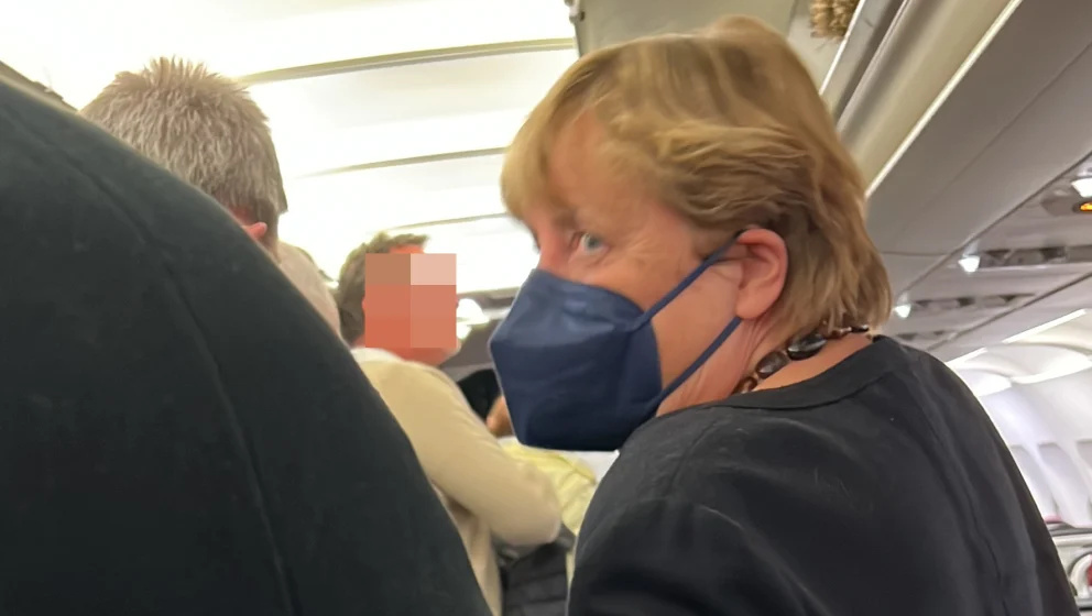 Ангелу Меркель с мужем заметили на обычном рейсе в экономклассе (фото)