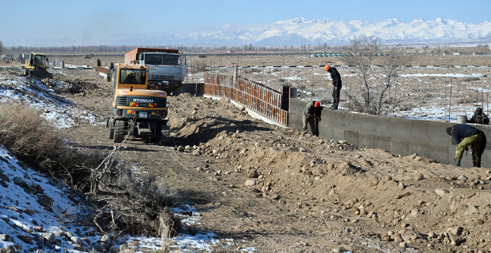Дайырбек Орунбеков про упавшую стену аэропорта в Тамчи: Компания-подрядчик все восстановит