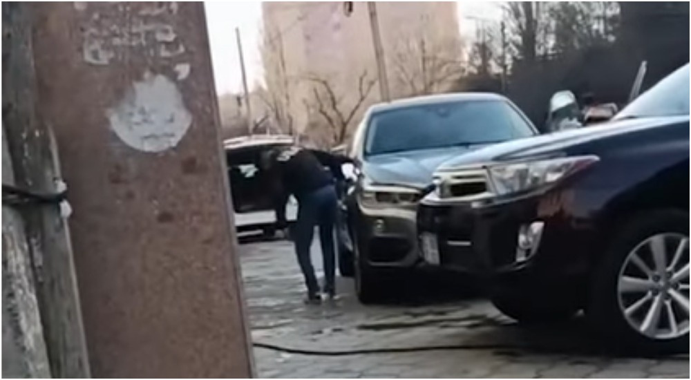 Call-центр: в центре Бишкека автомойка работает практически на тротуаре (реакция мэрии)