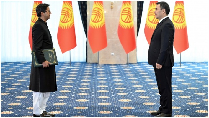 Садыр Жапаров пригласил президента Пакистана в Кыргызстан