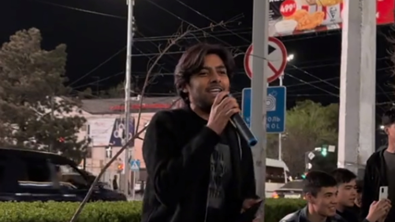 Гражданин Индии исполнил песни Мирбека Атабекова в центре Бишкека. Видео