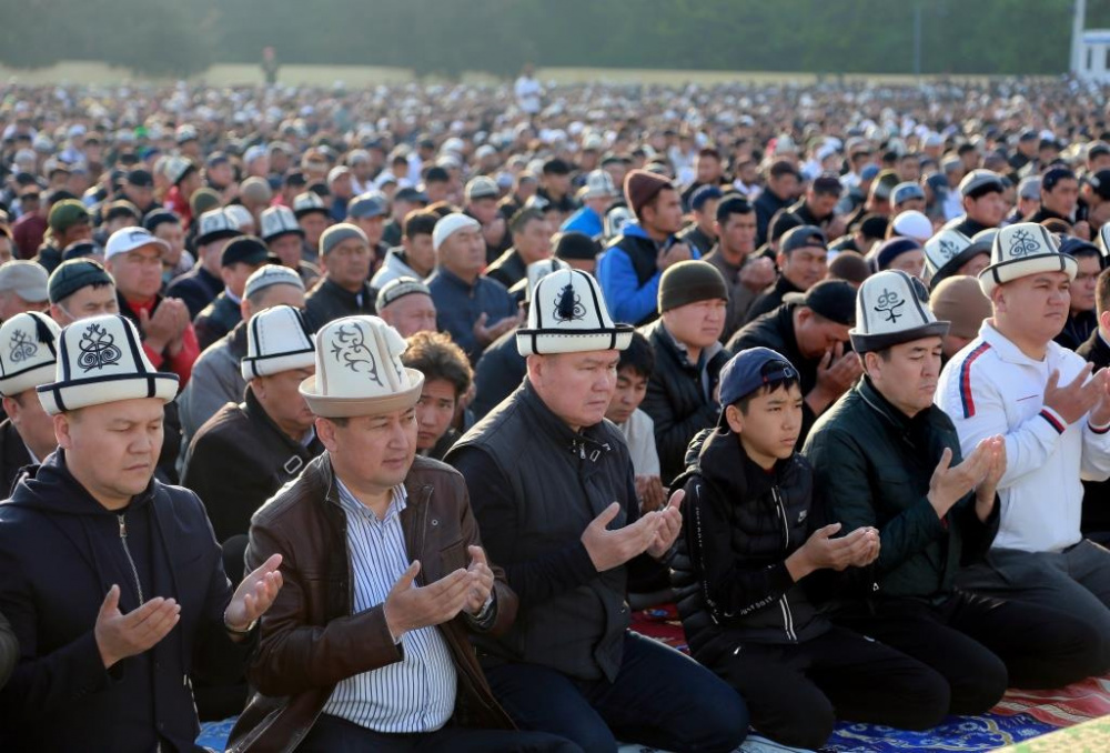 Кыргызстан 2023 год. Ош айт намаз. С праздником Орозо айт. Орозо айт в Кыргызстане. Фото Орозо айт.