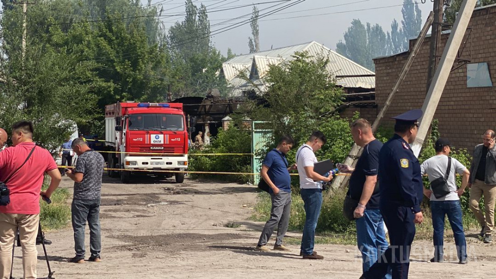 Таджики устроили стрельбу. Террористы в Дмитриевке в Киргизии. Теракты против чиновников и силовиков фото. Видео с мероприятия.