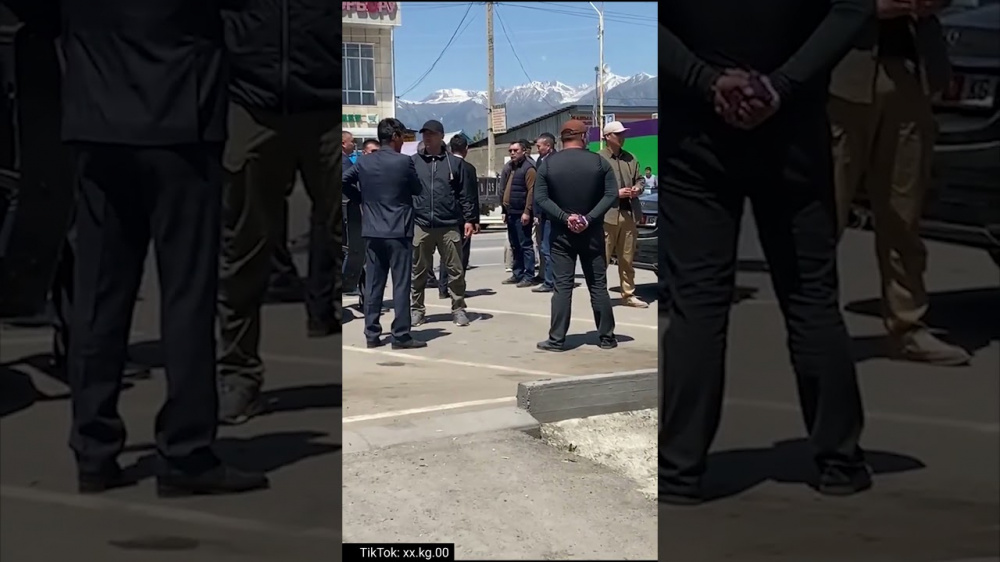 В Тюпе Садыр Жапаров публично отчитал чиновников на улице. Видео
