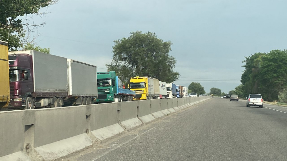 На границе с Казахстаном образовалась многокилометровая очередь из грузовиков. Видео