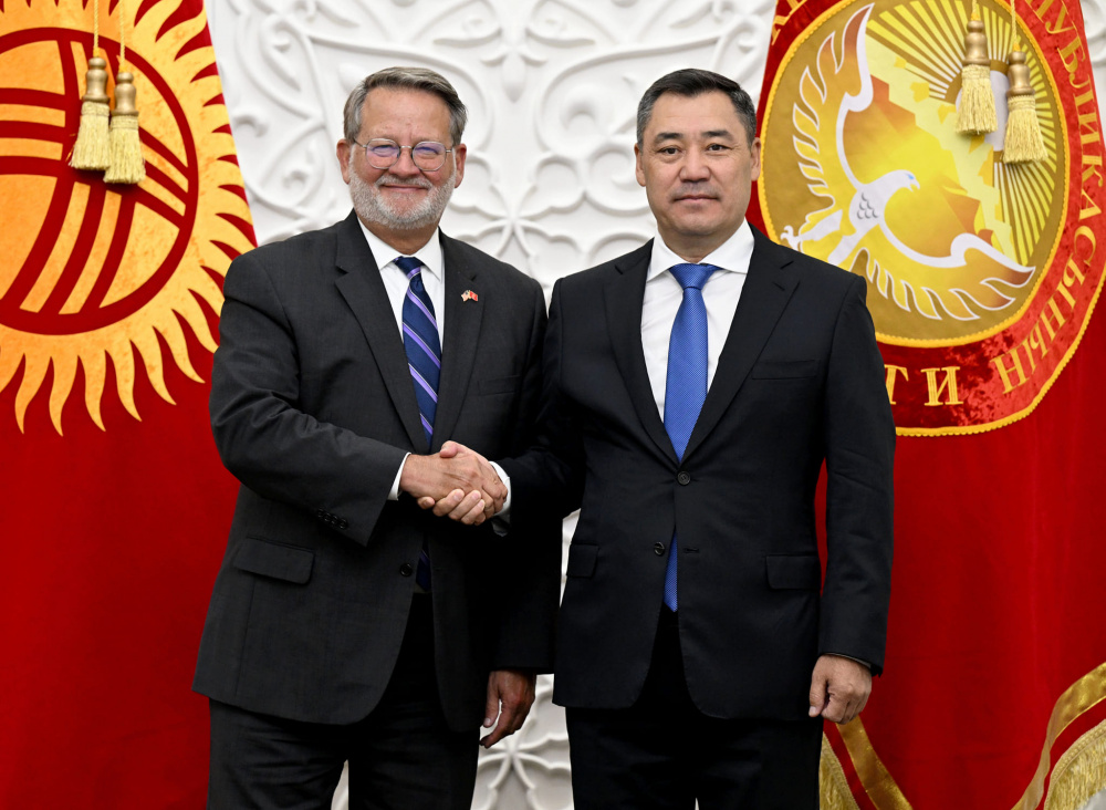 Садыр Жапаров встретился с американским сенатором Гэри Питерсом. Фото: администрация президента. 