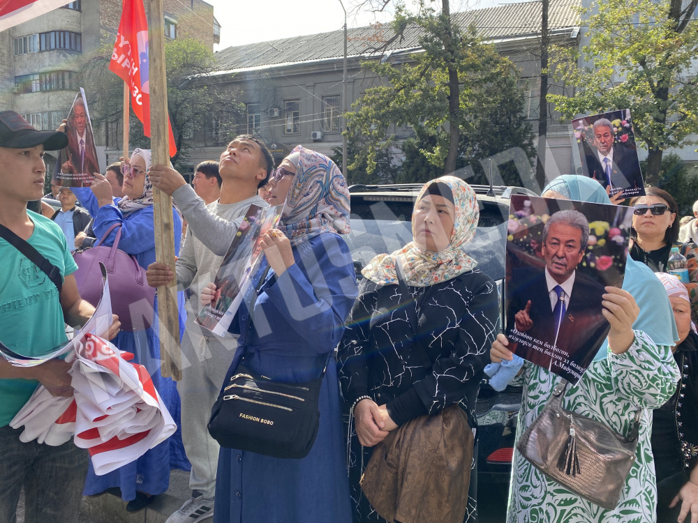 Что происходит перед зданием Бишкекского городского суда.