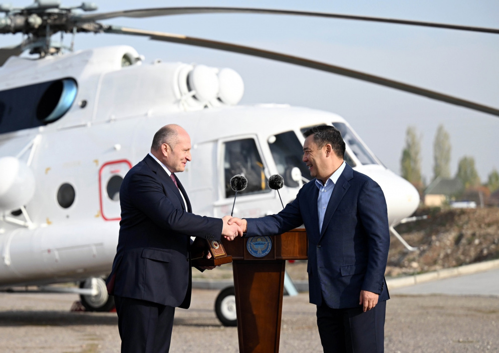 Садыр Жапаров передал МЧС Кыргызстана вертолет Ми-8 МТВ-1. Фото администрации президента.