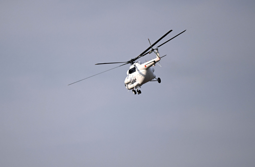 Садыр Жапаров передал МЧС Кыргызстана вертолет Ми-8 МТВ-1. Фото администрации президента.