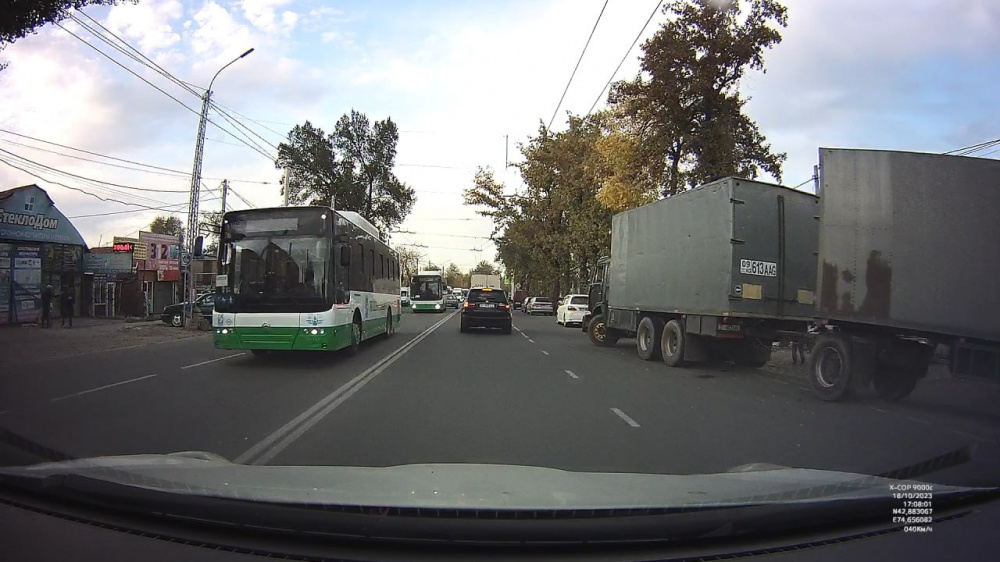 Новая партия автобусов прибыла в Бишкек с небольшим приключением. Видео