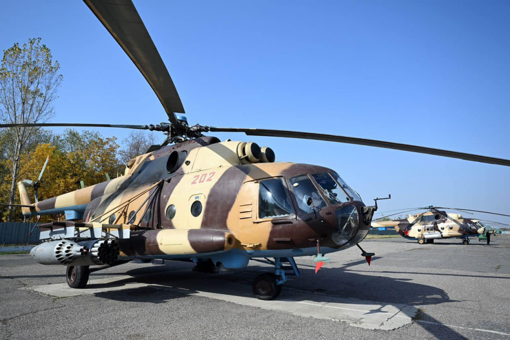 Военный вертолет МИ-8МТВ, подаренный Узбекистаном. Фото: Садыр Жапаров.