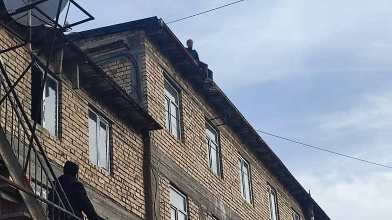 В Кызыл-Кие мужчина залез на крышу четырехэтажного дома и угрожал спрыгнуть