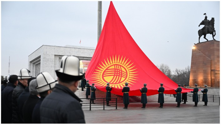 Трагикомедия с новым флагом Кыргызстана в одном материале (видео)
