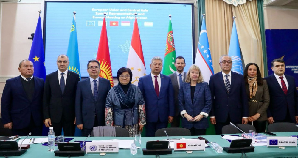 Роза Отунбаева провела встречу со спецпредставителями ЕС и с дипломатами Центральной Азии