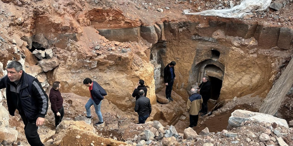 Гробницу, высеченную в стене, случайно обнаружил житель Армении