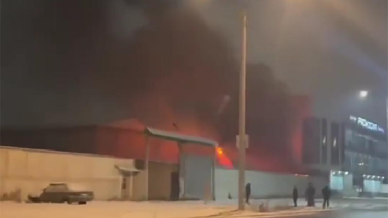 В Бишкеке в промзоне вспыхнул пожар. Предварительно известно, что сгорел мебельный цех