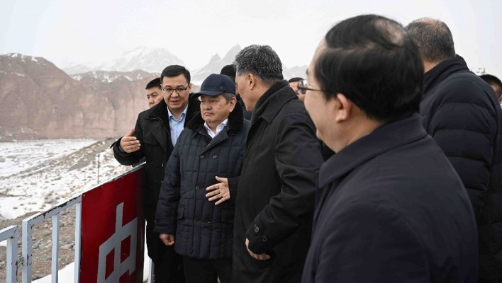 Акылбеку Жапарову показали таможенный терминал на границе с Китаем