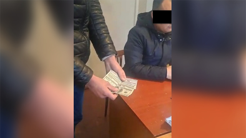 Замдекана ОшГУ подозревают в незаконном получении вознаграждения в размере $900