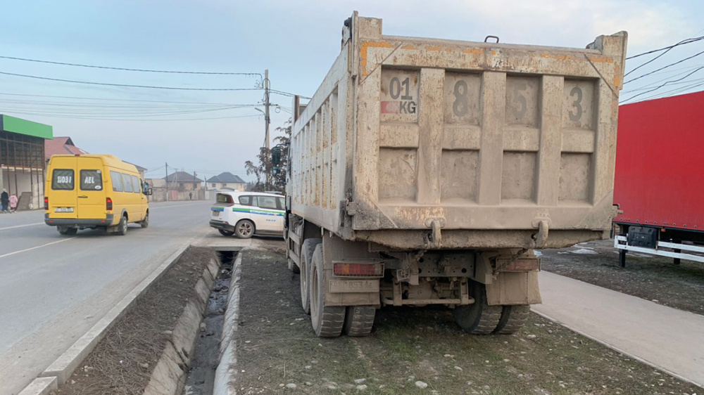 Бишкекчанам напомнили о запрете парковки на местах зеленых насаждений