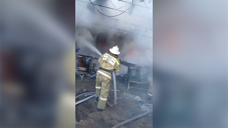 В 11-м микрорайоне Бишкека загорелся двухэтажный дом