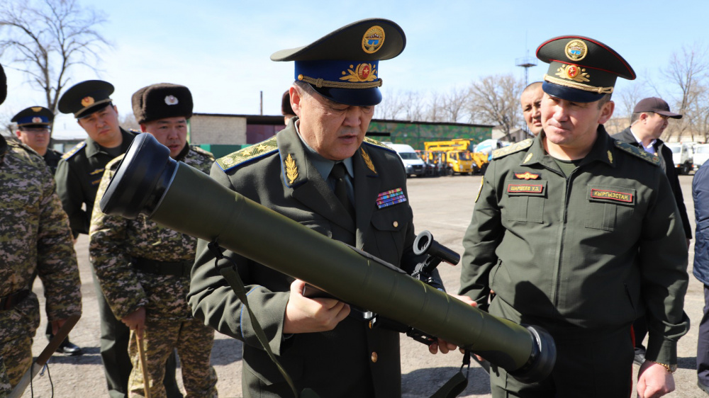 Камчыбек Ташиев осмотрел новое военно-техническое имущество погранслужбы ГКНБ