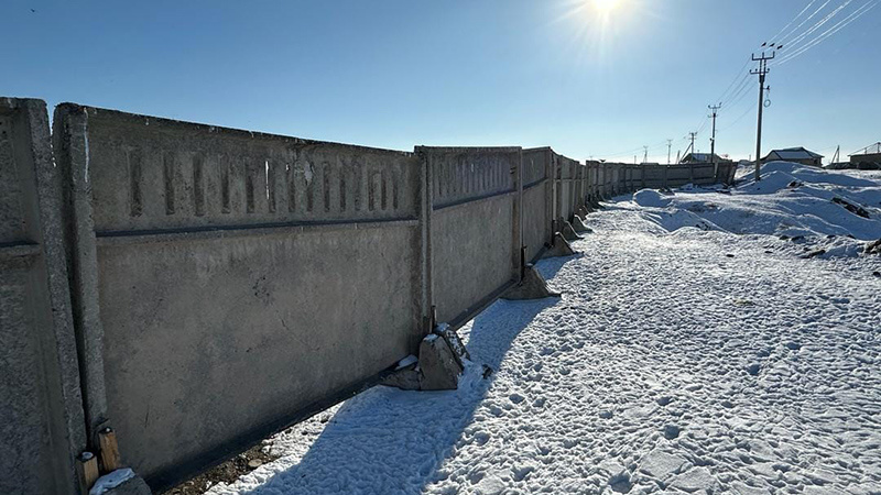 Вокруг санитарного полигона в Бишкеке установили старый забор. Возбуждено уголовное дело