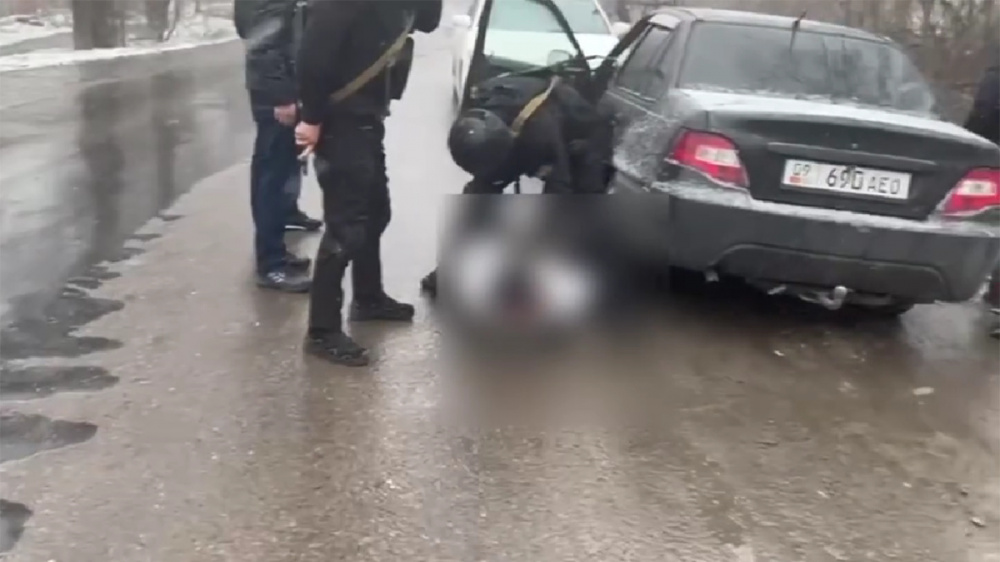 В Бишкеке четверо мужчин под видом милиционеров вымогали деньги у секс-работниц