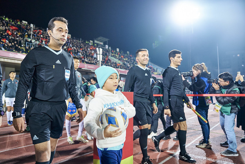Выход детей со сборной Кыргызстана по футболу перед матчем посвятят правам ребенка