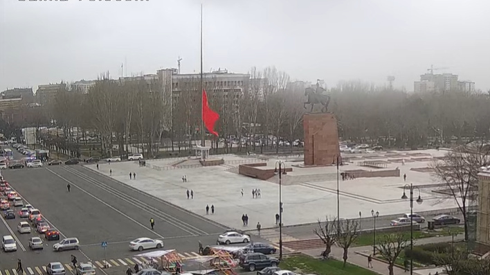 Во время сильного ветра на площади Ала-Тоо спустили флаг (видео)