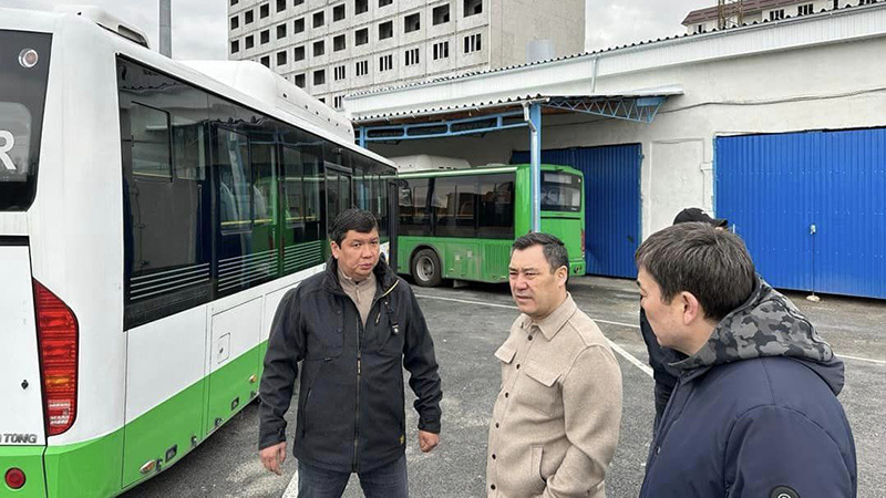 Садыр Жапаров и Камчыбек Ташиев внепланово посетили центр по ремонту автобусов в Бишкеке