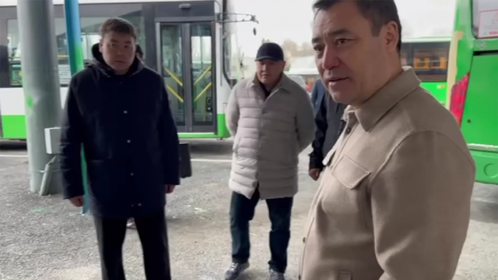 Садыр Жапаров удивился зарплате автослесаря, ремонтирующего автобусы в Бишкеке