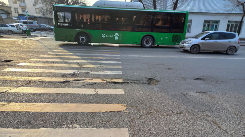Садыр Жапаров заявил, что в курсе о состоянии дорог в Бишкеке после зимы