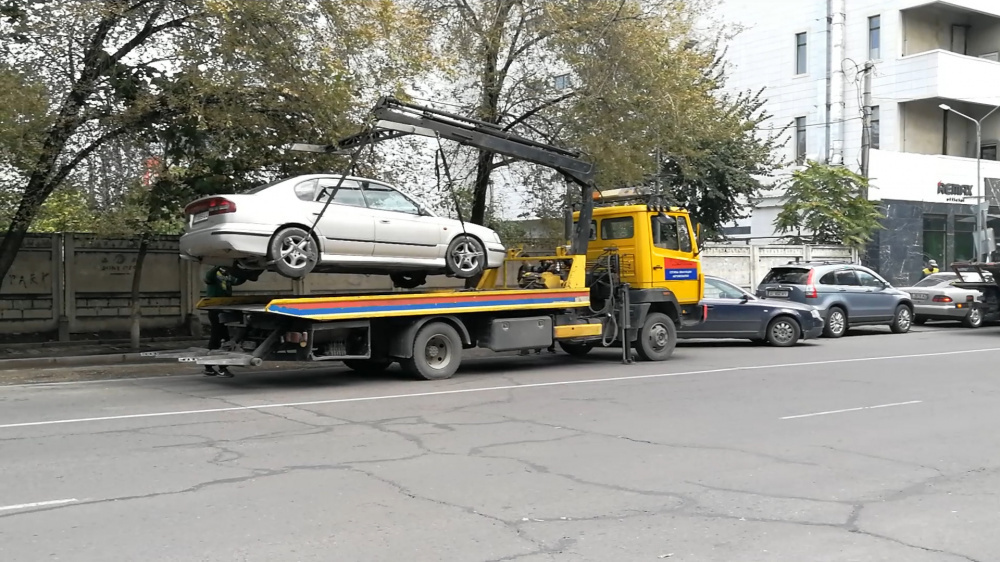 В Бишкеке 64 автомобиля доставили на штрафстоянку из-за неправильной парковки