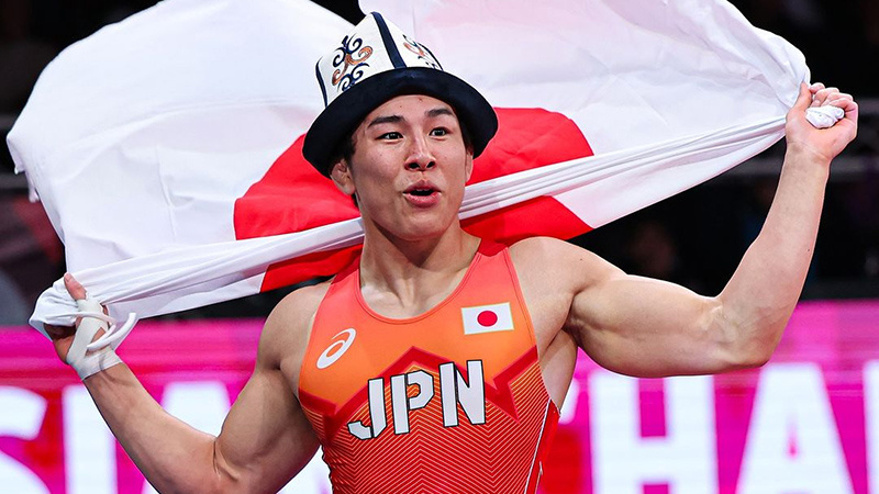 Японец отпраздновал победу в финале чемпионата Азии по борьбе, надев ак калпак