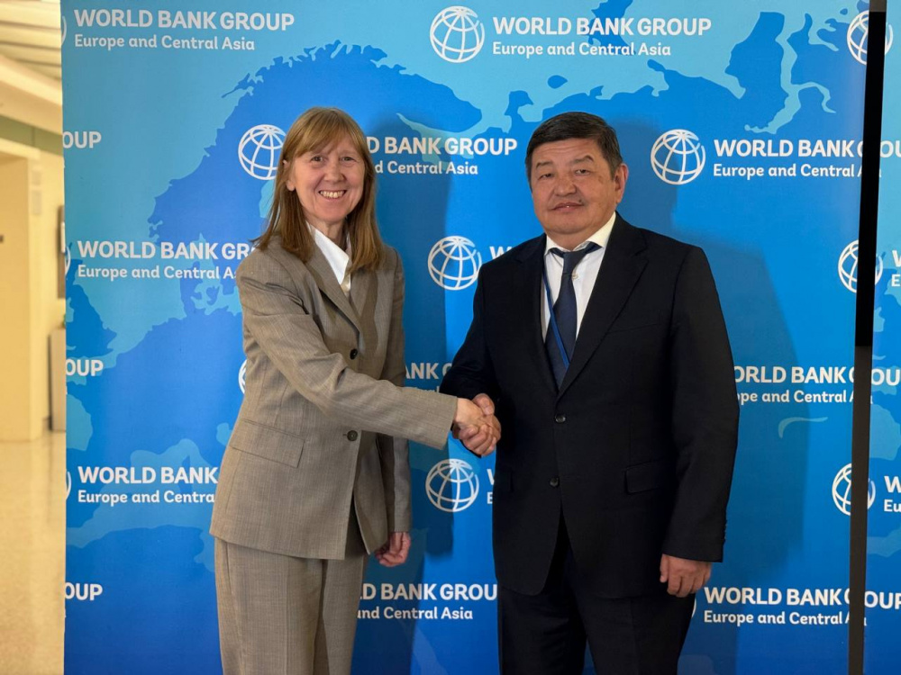 Акылбек Жапаров подписал два соглашения со Всемирным банком