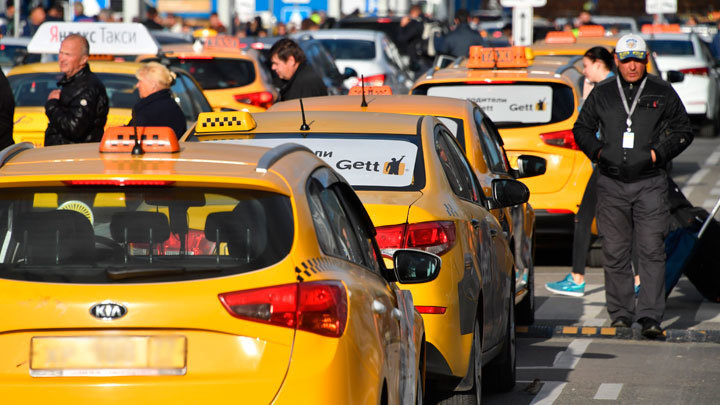 В двух регионах России мигрантам запретили работать таксистами