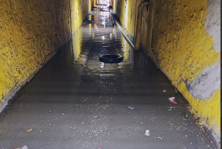 Call-центр: в дождь подземный переход на ул. Льва Толстого превратился в озеро (видео)