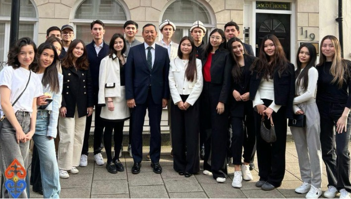 Посол КР в Великобритании встретился со студентами из Кыргызстана