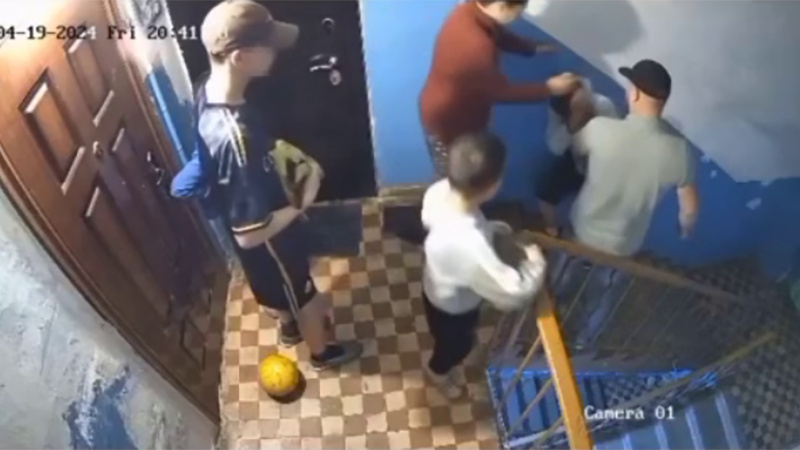 В Бишкеке мужчина со всей силы ударил 15-летнего подростка по голове. Его задержали