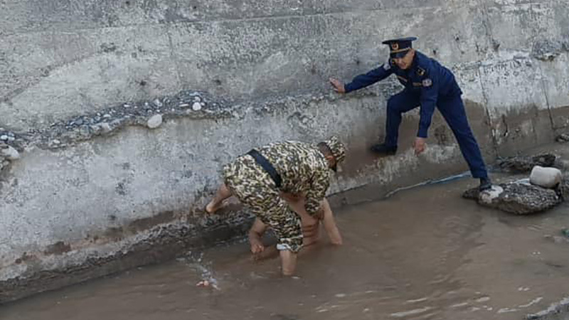 Во время субботника сотрудники МЧС спасли мужчину, тонувшего в реке Аламедин