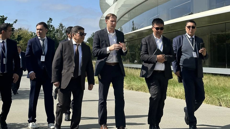 Акылбек Жапаров с делегацией Кыргызстана посетил головной офис Apple