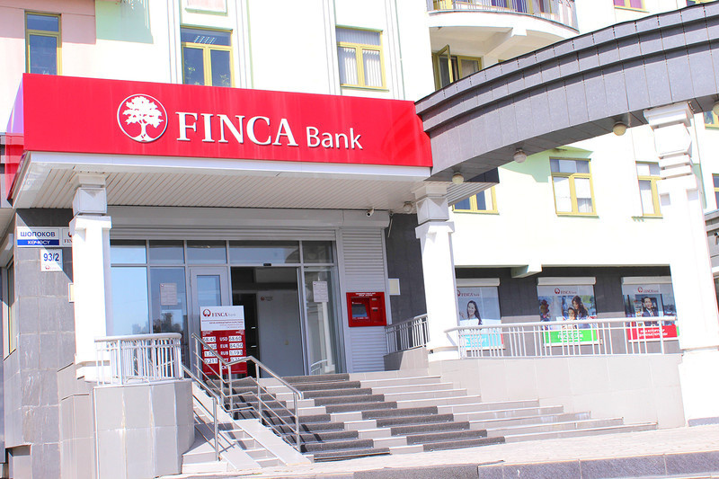 Один из банков Кыргызстана ограничит переводы из "Сбербанка" и "Тинькофф банка"