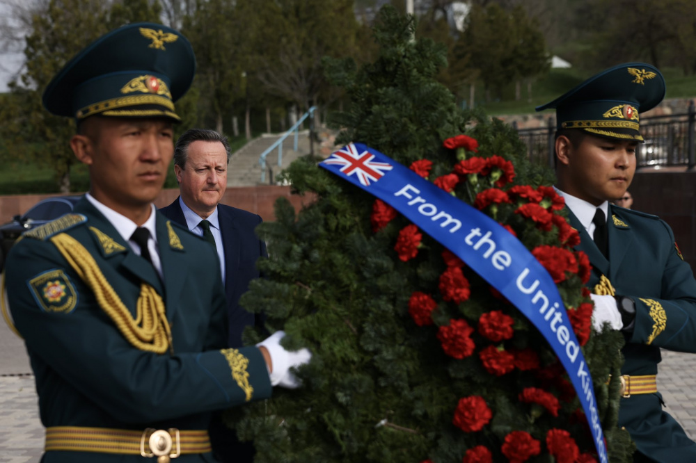Глава МИД Великобритании Дэвид Кэмерон возложил цветы к мемориалу в память об Уркуне