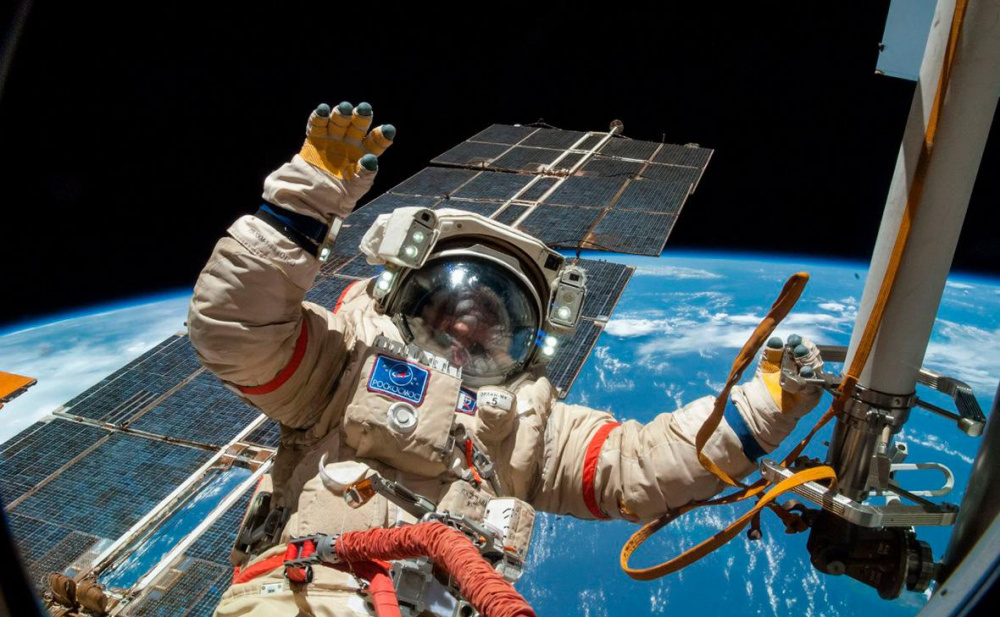 Российские космонавты вышли в открытый космос: прямая трансляция