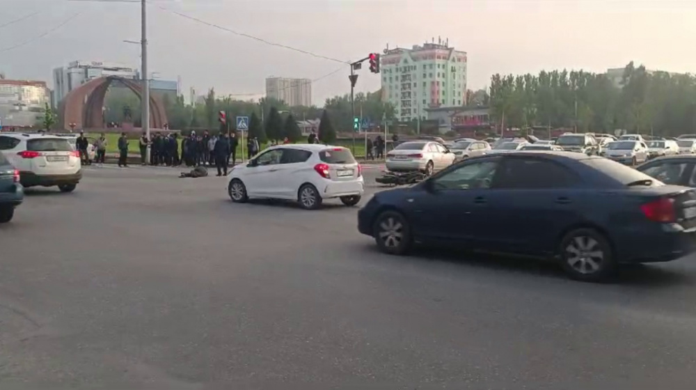 Возле площади Победы машина сбила мотоцикл (видео)
