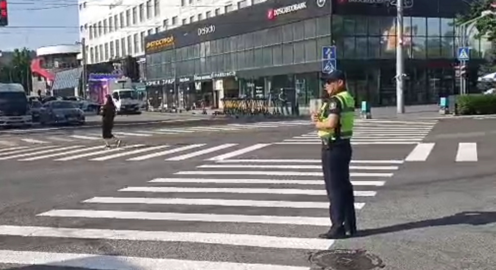 На одном из перекрестков Бишкека появился диагональный пешеходный переход (видео)