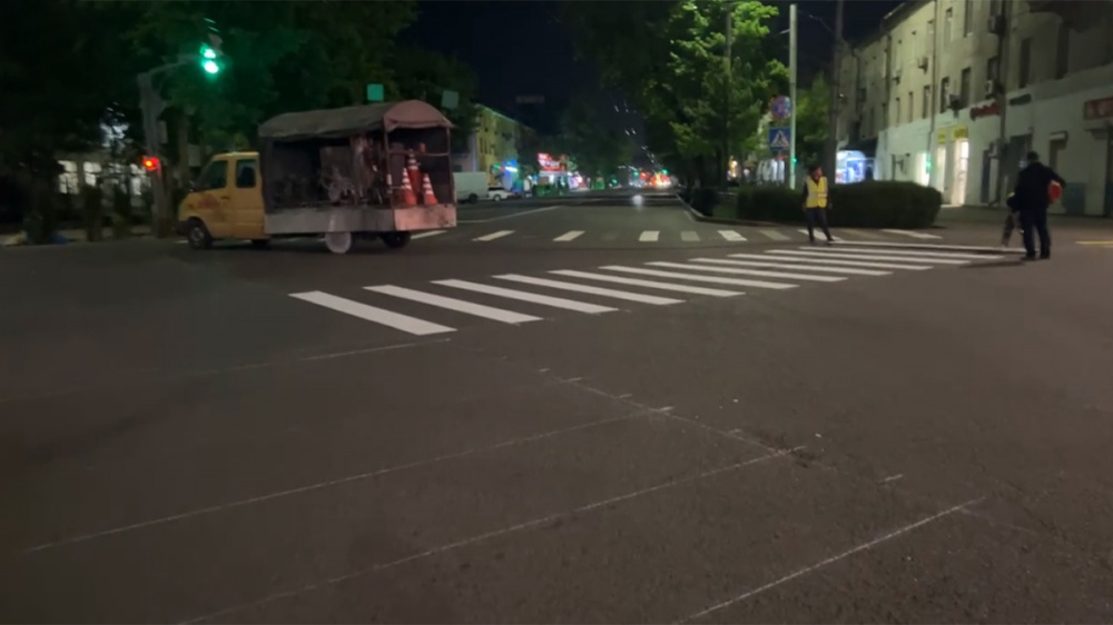 Возле Ошского рынка в Бишкеке появился диагональный пешеходный переход (видео)