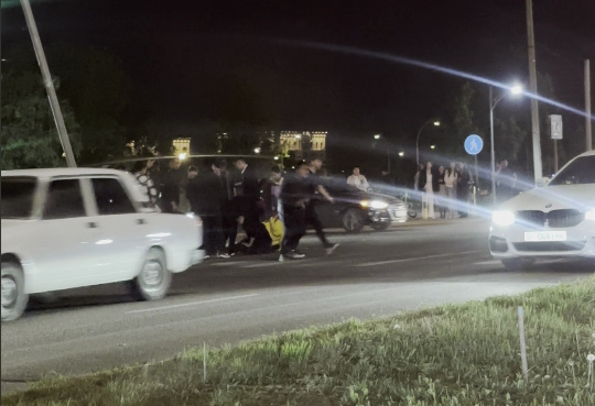 На Южной магистрали в Бишкеке сбили курьера (видео)