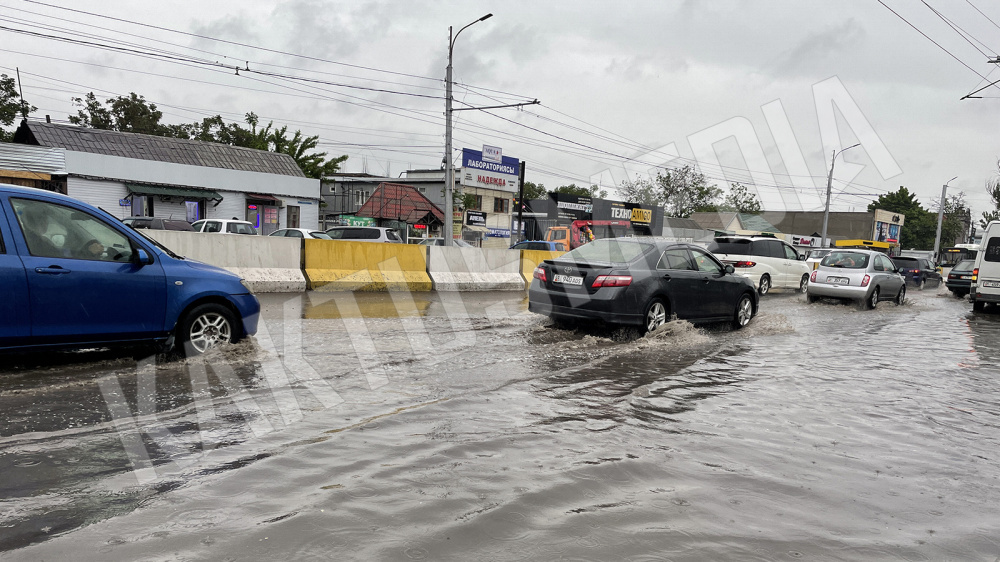 Call-центр: после дождя остановка возле Аламединского рынка превратилась в остров (видео)